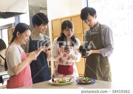 Men and women who shoot food 38410562