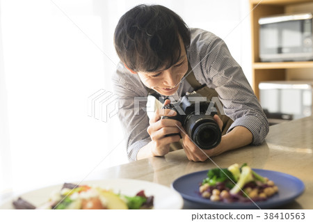 Men shooting food 38410563