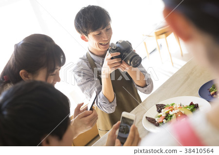 Men and women who shoot food 38410564