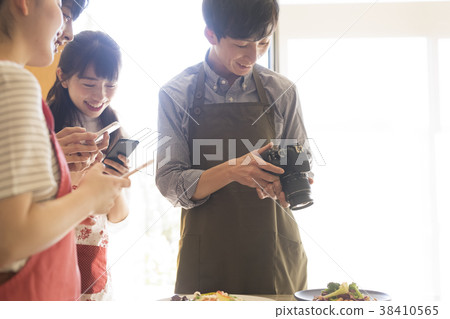 Men and women who shoot food 38410565
