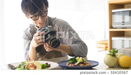 Men shooting food Men shooting food 38410567