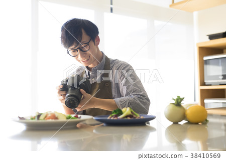 Men shooting food 38410569