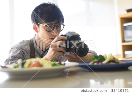Men shooting food 38410571