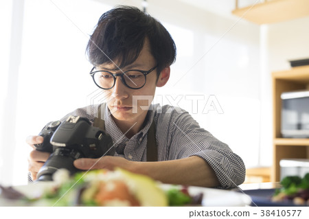 Men shooting food Men shooting food 38410577