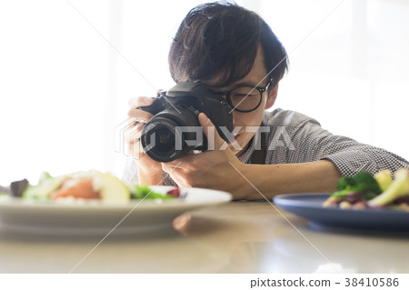 Men shooting food 38410586