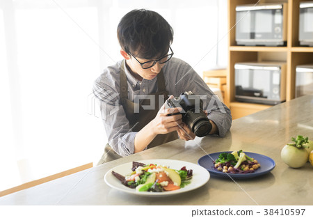 Men shooting food 38410597