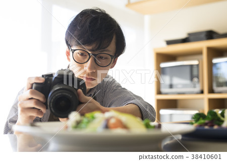 Men shooting food 38410601