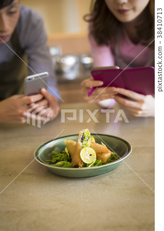 拍攝食物的男女 38410713