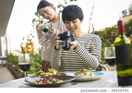 Men and women who shoot food Men and women who shoot food 38410791