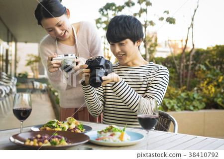 Men and women who shoot food 38410792