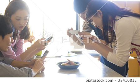 拍攝食物的男女 38410815