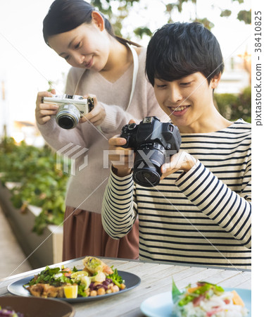 Men and women who shoot food 38410825