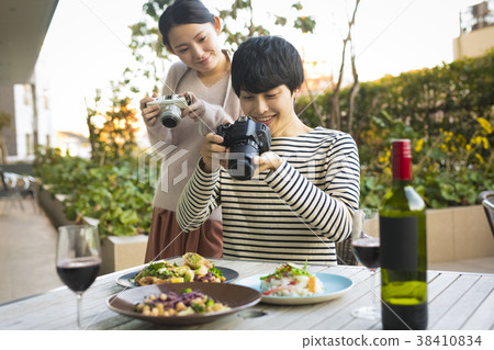 拍攝食物的男女 拍攝食物的男女 38410834