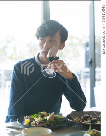 一個男人在吃 38410840