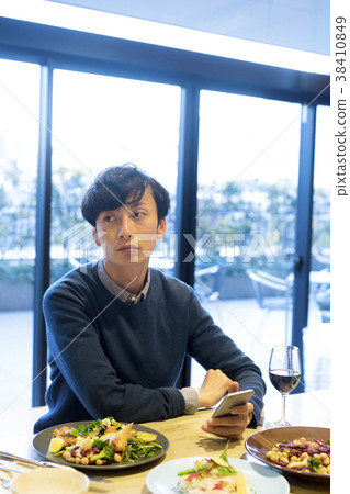 一個男人在吃 一個男人在吃 38410849