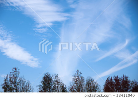  Blue sky and clouds 38411040