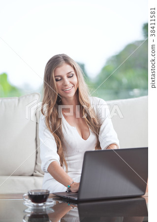girl with laptop 38411581