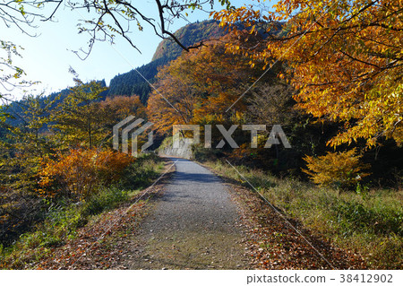 Apt's trail hiking trail scenery ([Important cultural property] Visiting the No. 3 bridge, the former Maruyama substation, the Lake Noi Lake, etc.) 38412902