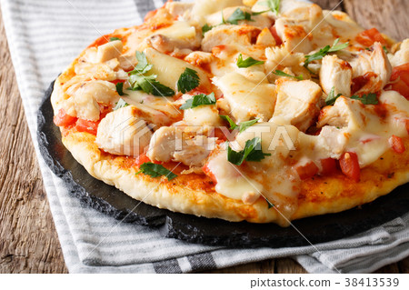 Buffalo pizza with chicken breast, tomato 38413539