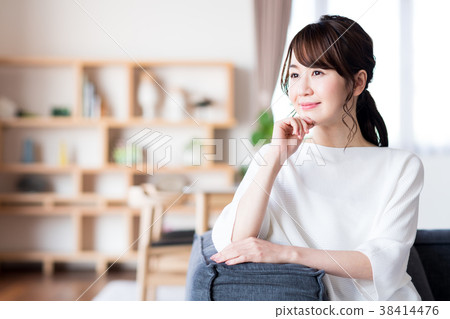 young woman      38414476