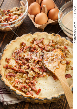 Making stuffing while preparing a quiche 38415349