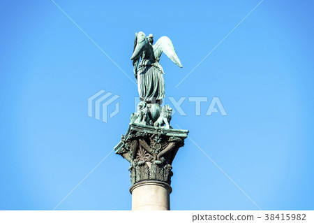 Sculpture of an angel with 4 lions on a pillar - 38415982