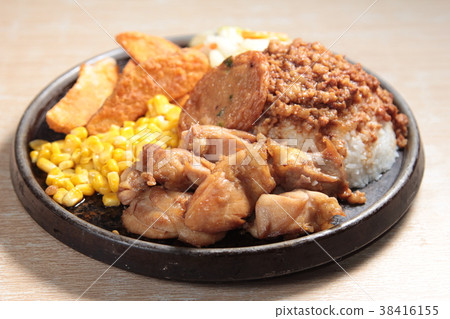 圖庫照片: rice with pork or beef or other meat ingredients