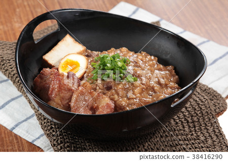 rice with pork or beef or other meat ingredients 38416290