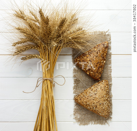 Close up rye multigrain bread on wood background 38417802