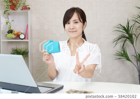 A woman with a smile with a wallet 38420102