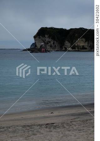 在勝浦市守谷海岸的鳥居門島 在勝浦市守谷海岸的鳥居門島 38421602