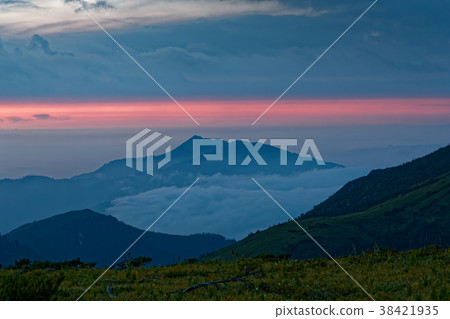 Shinozakiyama in the afterglow seen from Tarohei in the Northern Alps 38421935