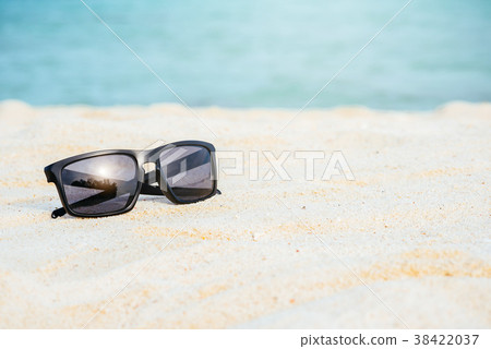 Sunglasses on the beach Sunglasses on the beach 38422037
