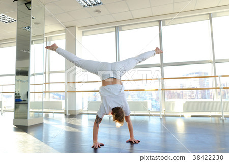 Blonde guy doing vigorous movements in white suit. 38422230