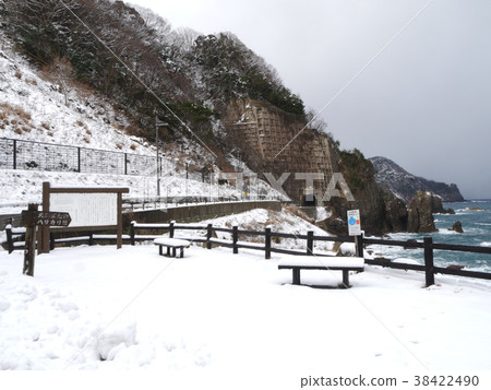 在San-in Coast“San-in Coast Geopark”“San-in Coast National Park”的神秘岩石“Hagarari rock”的冬天風景 在San-in Coast“San-in Coast Geopark”“San-in Coast National Park”的神秘岩石“Hagarari rock”的冬天風景 38422490