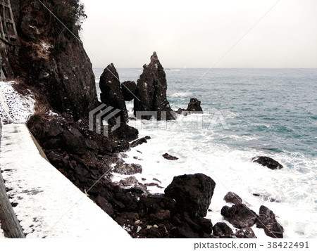 The winter scenery of the mysterious rock "Hagarari rock" on the San-in Coast "San-in Coast Geopark" "San-in Coast National Park" The winter scenery of the mysterious rock "Hagarari rock" on the San-in Coast "San-in Coast Geopark" "San-in Coast National Park" 38422491