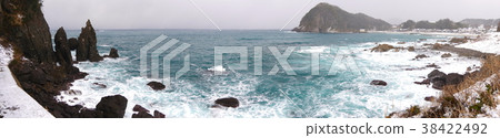 Mysterious rock "Hasagari rock" on the San-in Coast, Takeno Coast, Kuronosaki, winter scenery panorama of the ton of the ton Mysterious rock "Hasagari rock" on the San-in Coast, Takeno Coast, Kuronosaki, winter scenery panorama of the ton of the ton 38422492