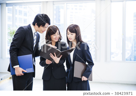 Business men office women businessmen team Business men office women businessmen team 38423971