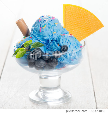 Blueberry ice cream cup Blueberry ice cream cup 38424030