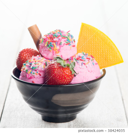 Pink ice cream with fruits 38424035