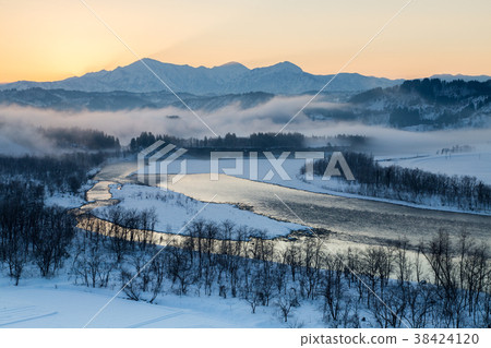 Ojiya City，Niigata Pref.Snowy Shino River和Echigo Miyama Dawn 38424120
