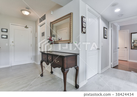 Hall and front door with entrance 38424434