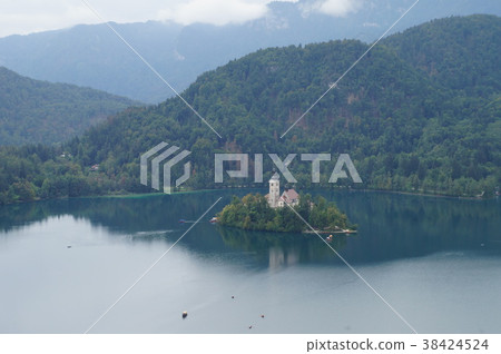 漂浮在湖上的教堂 漂浮在湖上的教堂 38424524