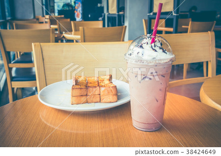 Garlic butter bread and ice chocolate at cafe. 38424649
