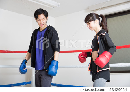 年輕男女（拳擊） 38429634