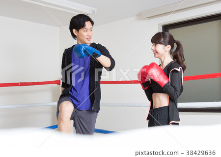 年輕男女（拳擊） 38429636
