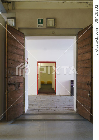 door 38429832
