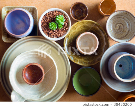 Ceramic bowls prepared to use for houseplant pot Ceramic bowls prepared to use for houseplant pot 38430200