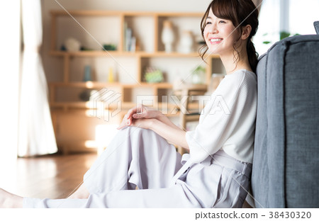 young woman      38430320