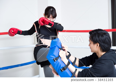 Young men and women (kick boxing) 38431103